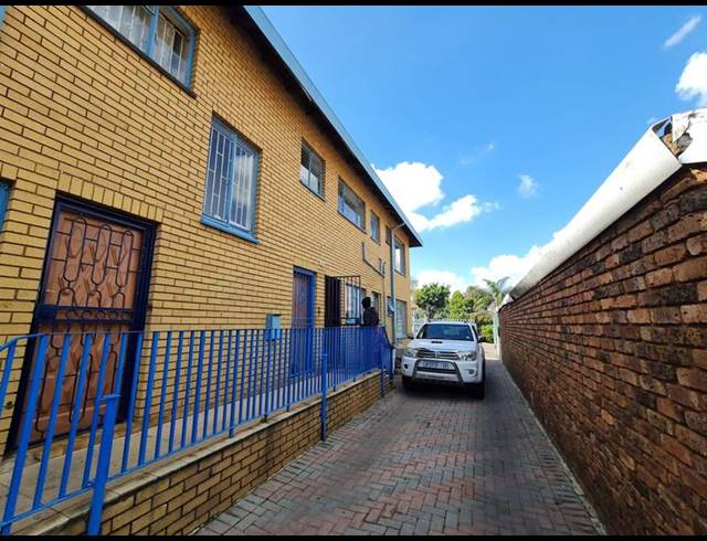 18 BEDROOM COMPLEX FOR SALE IN LAUDIUM